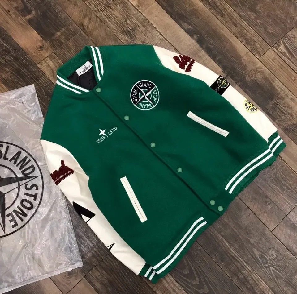 P230 Stone Island spliced PU leather and cotton baseball jacket (couples style three-color hair) Sheep long velvet body spliced PU leather sleeves, custom full towel embroidered logo on the chest and back. Three threads on the cuffs, hem and neck 1:1 custom dyeing No change in shape Original buttons restored 1:1 Loose and versatile Unique design must-have items for fashionistas Double hang tags Double wash Original armbands Couple style three-color hair: black, green, blue Style number: A01# Size: M-2XL
